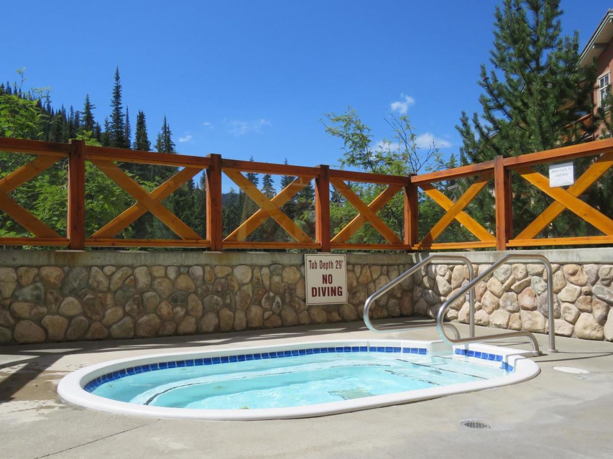 The hot tub at Fireside Lodge