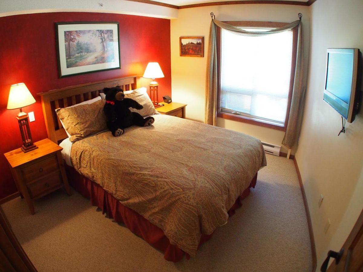 Inside Fireside Retreat, photo 4