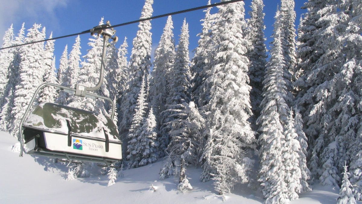 A chairlift at Sun Peaks